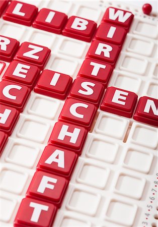 German word Wirtschaft arranged with gaming pieces Foto de stock - Sin royalties Premium, Código: 628-05817828