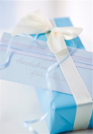 Gift with greeting card Stock Photo - Premium Royalty-Free, Code: 628-05817859