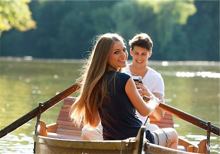 Couple en canot sur un lac Photographie de stock - Premium Libres de Droits, Code: 628-05817884