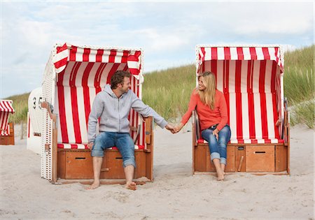 silla de playa - Couple sitting hand in hand in beach chairs Foto de stock - Sin royalties Premium, Código: 628-05817885