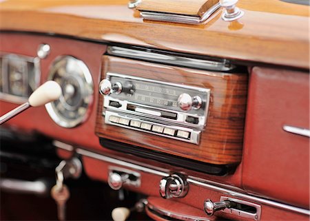 elegant car - Car stereo in a vintage car Stock Photo - Premium Royalty-Free, Code: 628-05817901