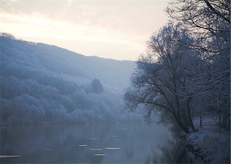 fiume mosel - Moselle River at Bernkastel-Kues, Rhineland-Palatinate, Germany Fotografie stock - Premium Royalty-Free, Codice: 628-05817950