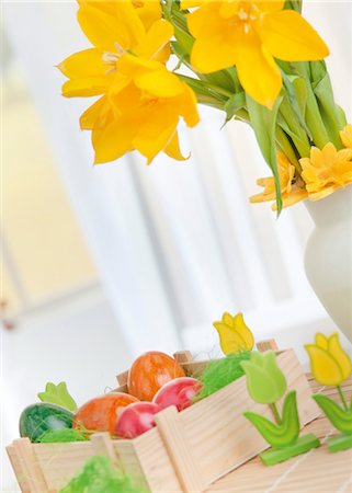 simsearch:6115-06778996,k - Easter eggs and decoration next to a bouquet of daffodils Foto de stock - Royalty Free Premium, Número: 628-05818010