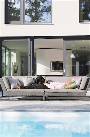 patio sofa - Senior man sleeping by the poolside Foto de stock - Sin royalties Premium, Código: 628-07072173