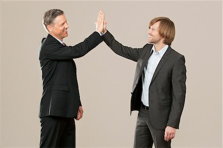 financial goal - Two happy businessmen high fiving Foto de stock - Sin royalties Premium, Código: 628-07072208