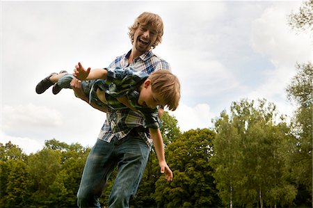 simsearch:628-05817540,k - Playful father and son outdoors Photographie de stock - Premium Libres de Droits, Code: 628-07072287