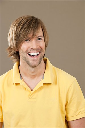 simsearch:628-07072134,k - Happy man in yellow polo shirt Foto de stock - Royalty Free Premium, Número: 628-07072321