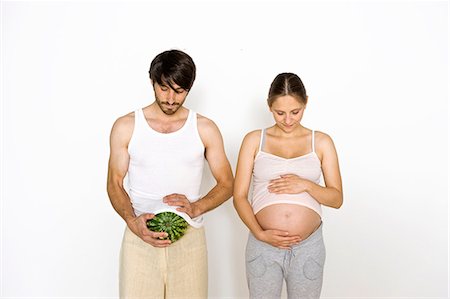 Man holding watermelon next to pregnant woman Photographie de stock - Premium Libres de Droits, Code: 628-07072341