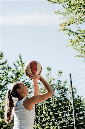 simsearch:6122-08229539,k - Teenage girl throwing basketball Photographie de stock - Premium Libres de Droits, Code: 628-07072463