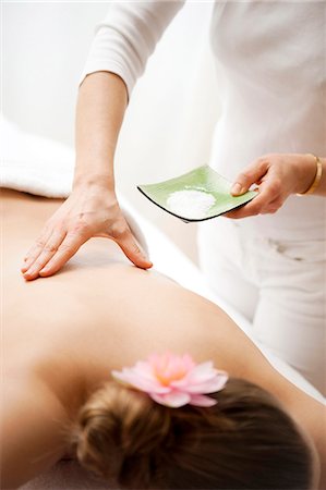 exfoliating - Teenage girl receiving back massage Foto de stock - Sin royalties Premium, Código: 628-07072487