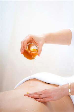 Masseuse pouring honey on females' back Foto de stock - Sin royalties Premium, Código: 628-07072490