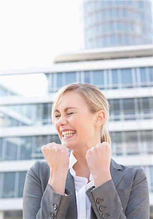 fist - Happy businesswoman clenching fists Foto de stock - Sin royalties Premium, Código: 628-07072530