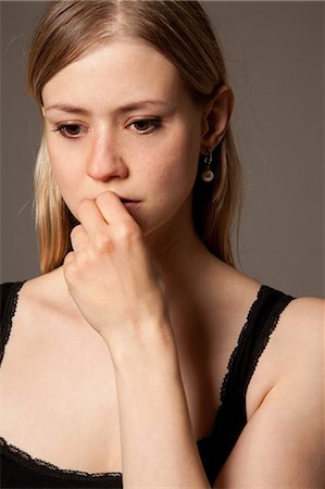 soupçon (suspicion) - Thoughtful young woman Photographie de stock - Premium Libres de Droits, Code: 628-07072618