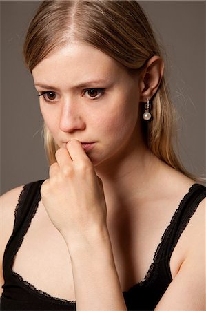 simsearch:628-07072610,k - Thoughtful young woman Foto de stock - Royalty Free Premium, Número: 628-07072619