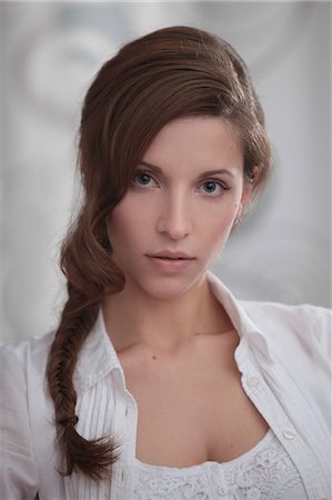 Attractive brunette young woman, portrait Fotografie stock - Premium Royalty-Free, Codice: 628-07072716