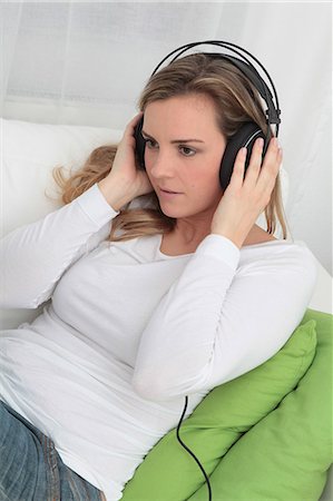 simsearch:628-07072870,k - Woman listening to music on couch Stock Photo - Premium Royalty-Free, Code: 628-07072726