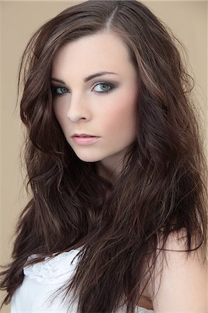 face (object) - Attractive brunette young woman, portrait Foto de stock - Sin royalties Premium, Código: 628-07072805