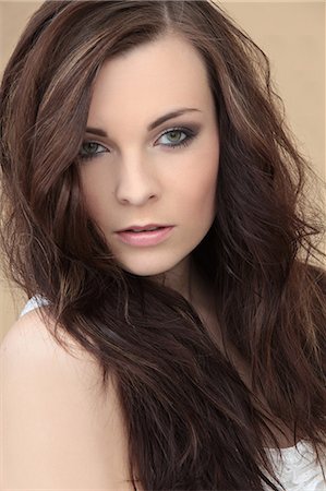 face (object) - Attractive brunette young woman, portrait Foto de stock - Sin royalties Premium, Código: 628-07072806