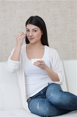 simsearch:628-07072791,k - Dark-haired young woman eating yogurt Photographie de stock - Premium Libres de Droits, Code: 628-07072851