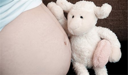 expansion (accroissement de volume) - Belly of a pregnant woman with cuddly toy Photographie de stock - Premium Libres de Droits, Code: 628-07072916
