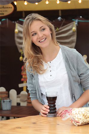 Smiling woman with soft drink on a funfair Foto de stock - Sin royalties Premium, Código: 628-07072943
