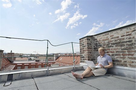 dach - Young man using laptop on roof Photographie de stock - Premium Libres de Droits, Code: 628-07072983