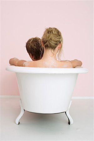 Couple allongé dans une baignoire, vue arrière Photographie de stock - Premium Libres de Droits, Code: 628-00918903