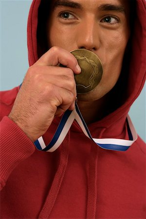 A man kissing a medal Foto de stock - Sin royalties Premium, Código: 628-00918981