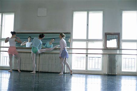 simsearch:628-00919330,k - Danseurs de ballet femmes exerçant à un ballet nu Photographie de stock - Premium Libres de Droits, Code: 628-00919311