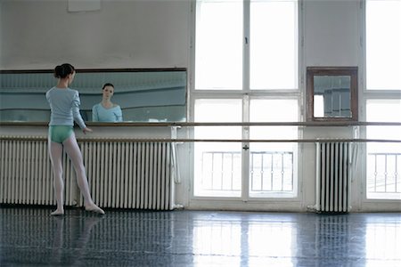 simsearch:628-00919331,k - A female ballet dancer exercising at the ballet bare Foto de stock - Royalty Free Premium, Número: 628-00919339