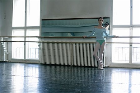 simsearch:628-00919331,k - A female ballet dancer at ballet bare Foto de stock - Royalty Free Premium, Número: 628-00919352