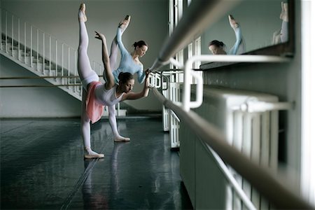 simsearch:628-00919344,k - Female ballet dancers doing exercising at a ballet bare Foto de stock - Royalty Free Premium, Número: 628-00919378