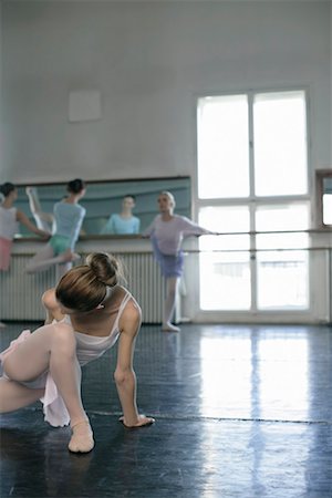 simsearch:628-00919330,k - Danseurs de ballet femmes exerçant Photographie de stock - Premium Libres de Droits, Code: 628-00919387