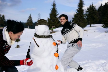 pelea de bolas de nieve - Young couple having snowball fight Foto de stock - Sin royalties Premium, Código: 628-00919411