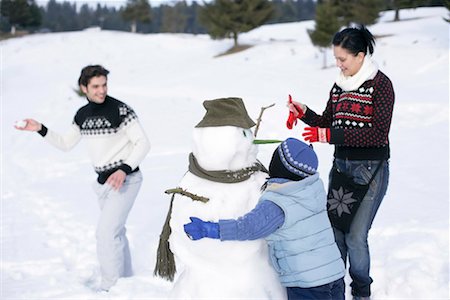 pelea de bolas de nieve - Family making a snowman Foto de stock - Sin royalties Premium, Código: 628-00919471