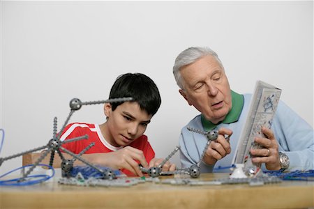simsearch:628-00919621,k - Grandfather and boy playing with a construction kit, fully_released Foto de stock - Royalty Free Premium, Número: 628-00919594