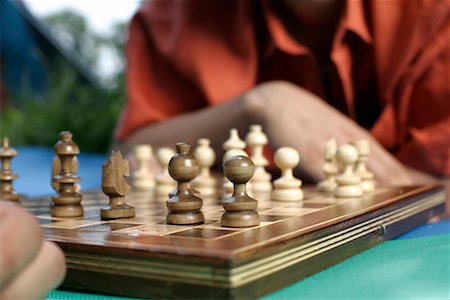 simsearch:628-03201300,k - Deux jeunes hommes jouent aux échecs, gros plan Photographie de stock - Premium Libres de Droits, Code: 628-00919591