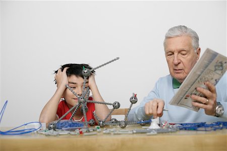simsearch:628-00919621,k - Grandfather and boy playing with a construction kit, fully_released Foto de stock - Royalty Free Premium, Número: 628-00919621