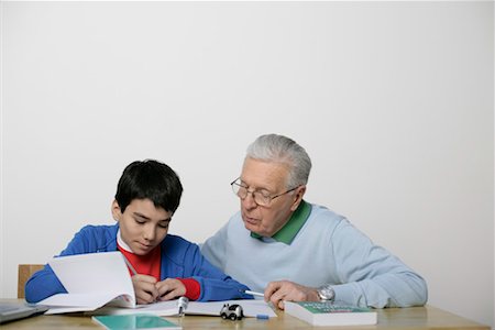 Grand-père et le garçon à faire leurs devoirs ensemble, fully_released Photographie de stock - Premium Libres de Droits, Code: 628-00919637