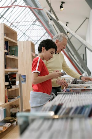 simsearch:628-00919621,k - Grandfather and boy choosing CDs, fully_released Foto de stock - Royalty Free Premium, Número: 628-00919647