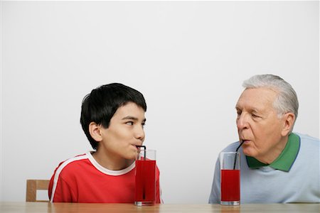 simsearch:628-00919621,k - Grandfather and boy drinking juice, fully_released Foto de stock - Royalty Free Premium, Número: 628-00919654