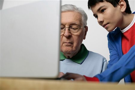 Grandfather and boy using a laptop, fully_released Foto de stock - Sin royalties Premium, Código: 628-00919651