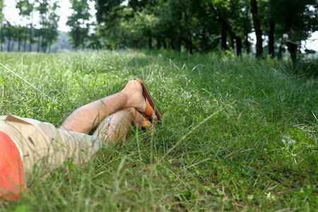 Jeune homme étendu sur l'herbe Photographie de stock - Premium Libres de Droits, Code: 628-00919709