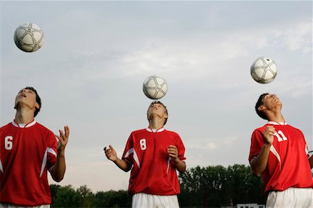 simsearch:832-03640633,k - Soccer players doing header exercises Foto de stock - Royalty Free Premium, Número: 628-00920125