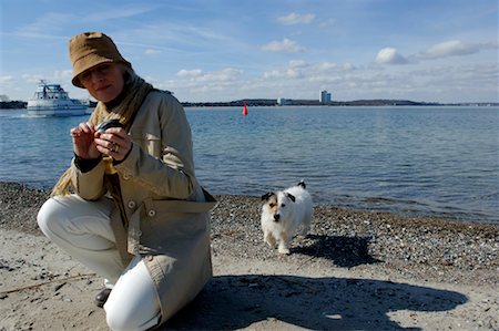 Reife Frau am Ostseestrand Muscheln sammeln Stockbilder - Premium RF Lizenzfrei, Bildnummer: 628-00920204