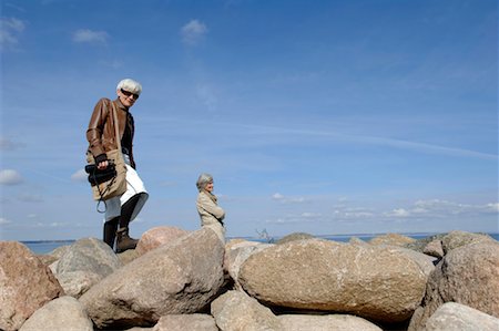 simsearch:628-00920280,k - Deux femmes mûres qui marche sur les rochers dans la mer Baltique Photographie de stock - Premium Libres de Droits, Code: 628-00920202