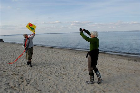 simsearch:628-00920280,k - Deux femmes mûres voler un cerf-volant sur la plage de la mer Baltique Photographie de stock - Premium Libres de Droits, Code: 628-00920213