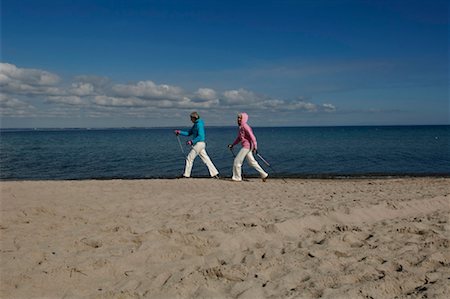 simsearch:628-00920280,k - Deux femmes mûres Nordic walking sur la plage de la mer Baltique Photographie de stock - Premium Libres de Droits, Code: 628-00920227