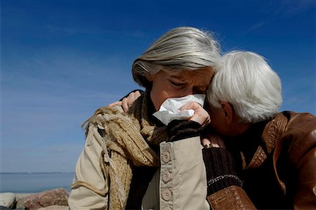 Zwei Reife Frauen umarmen einander, eine Frau zu weinen Stockbilder - Premium RF Lizenzfrei, Bildnummer: 628-00920239