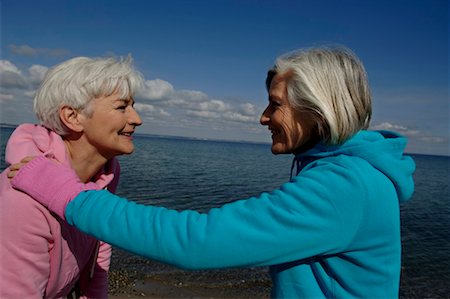 Zwei ältere Frauen stehen gegenüber am Ostsee-Strand Stockbilder - Premium RF Lizenzfrei, Bildnummer: 628-00920230